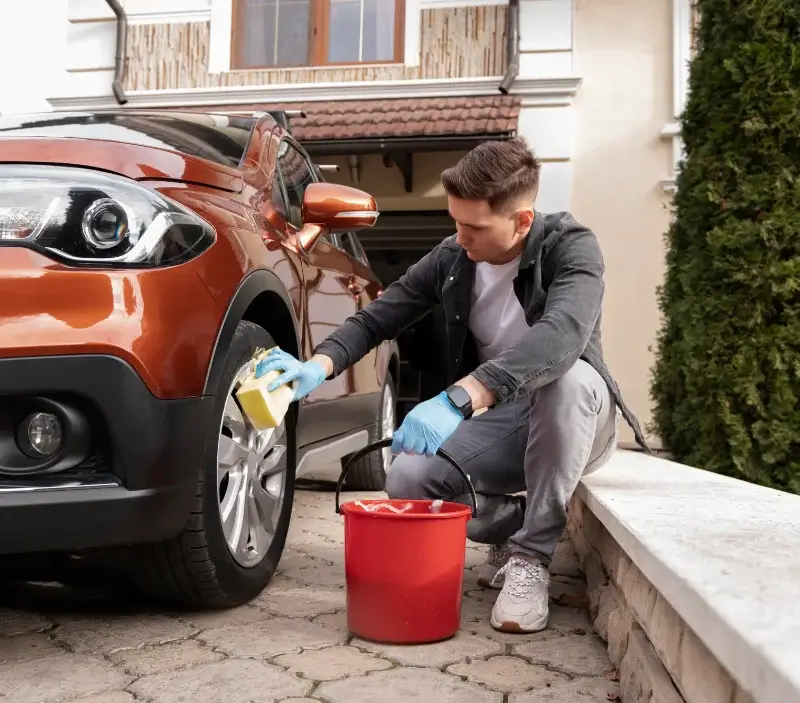 Lavage auto à domicile Savigné-sur-Lathan : professionnel intervenant sur un véhicule